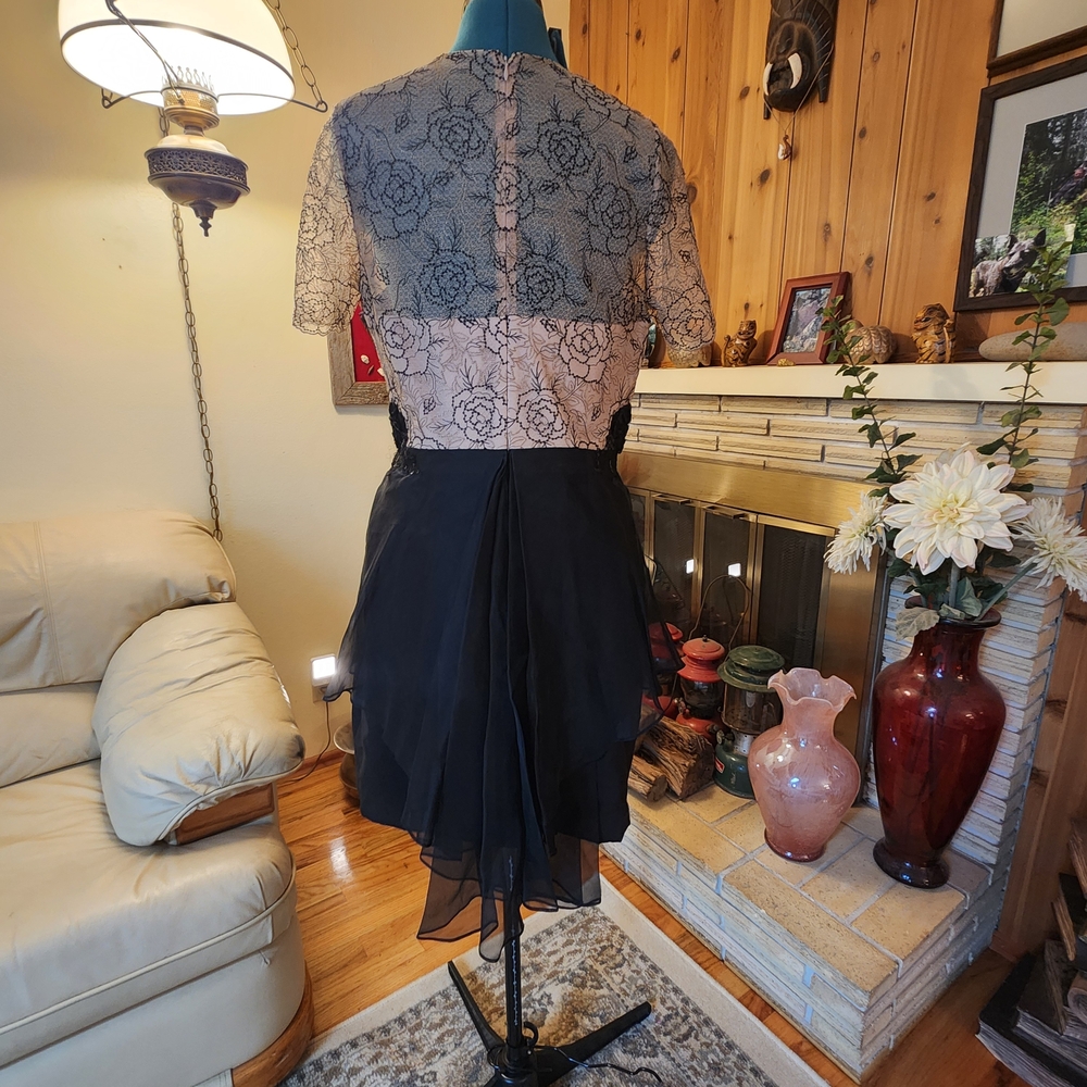 Marchesa Notte | Stunning Black Lace & Silk Tiered Mini - Size 14 - Picture 5 of 8